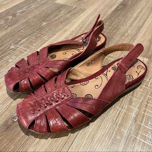 Bare Traps Red Leather Closed Toe Flat Walking Sandals Size Women’s 9.5
